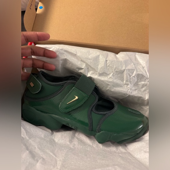 Nike Shoes - new green nike rift